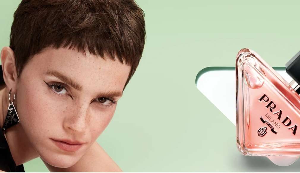 Emma Watson celebra essência feminina no lançamento do Prada Paradoxe