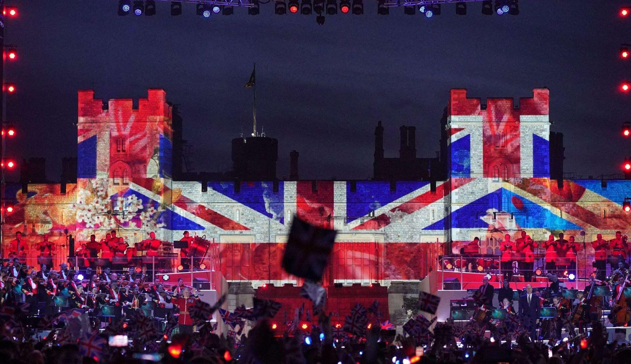 Público britânico celebra coroação de Charles III com show