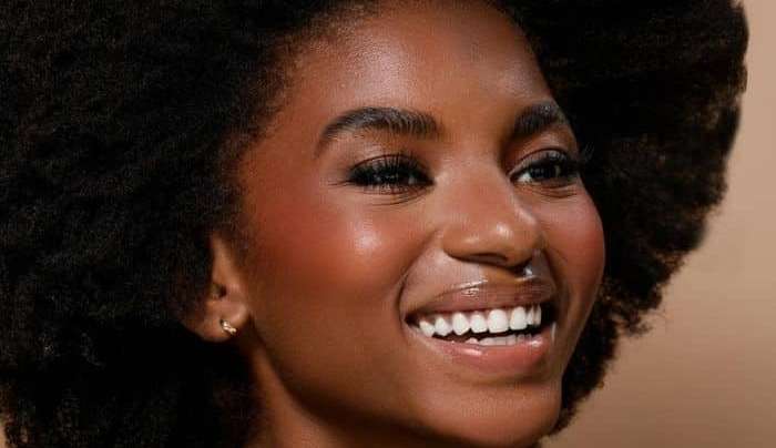 Blush roxo vira tendência de moda nas redes sociais