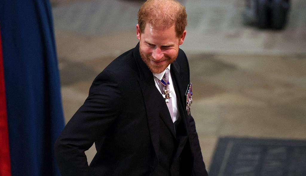 Príncipe Harry faz rápida aparição na coroação de Charles III