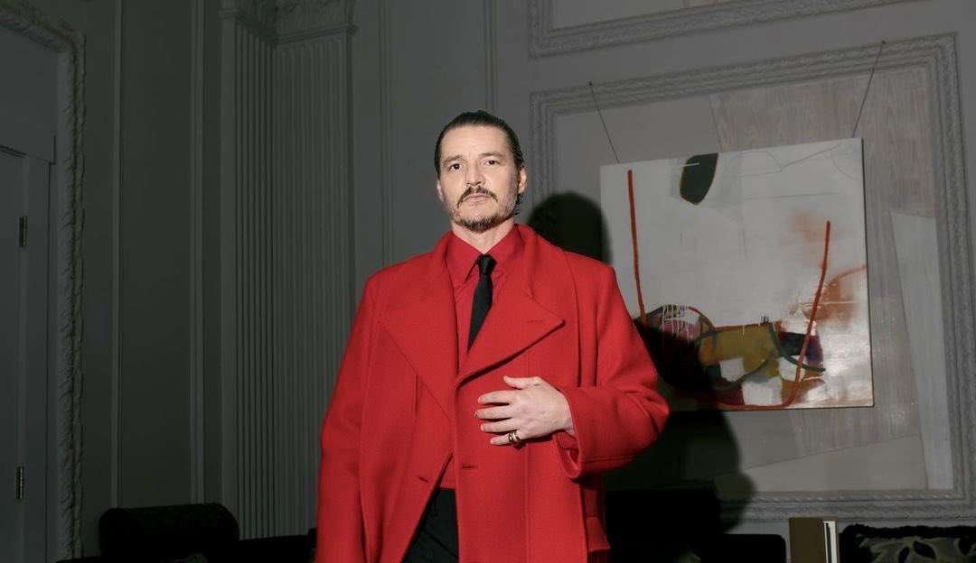 Pose de Pedro Pascal em fotos gera curiosidade e ator revela o motivo