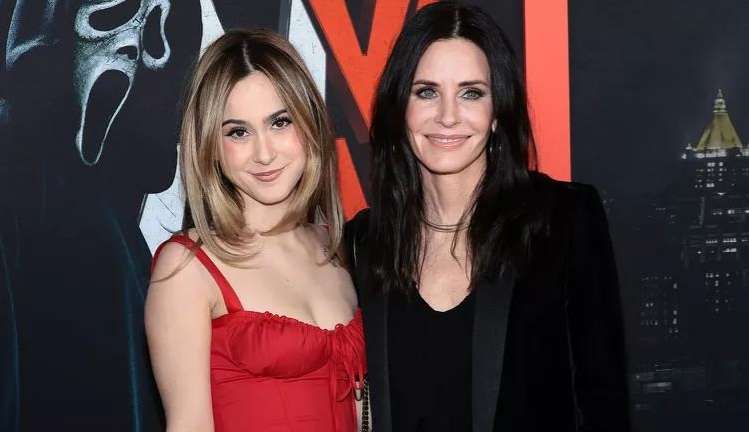 Courteney Cox revela arrependimento por não ter cuidado da pele ao se expor ao sol