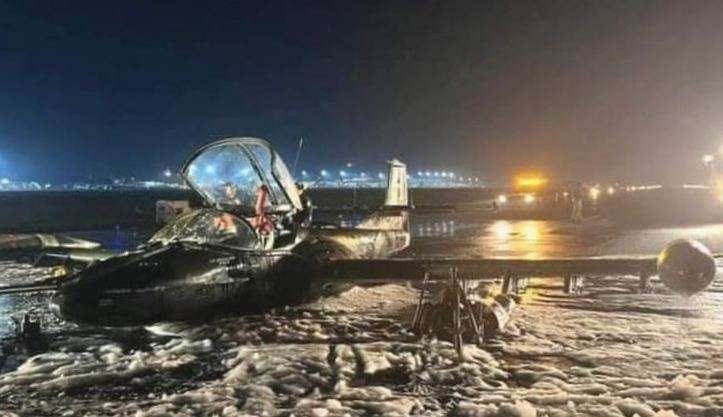 Avião da Força Aérea pega fogo ao pousar