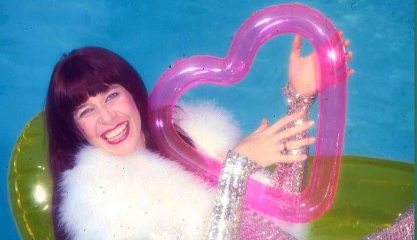 Autenticidade e ousadia: confira looks históricos de Rita Lee