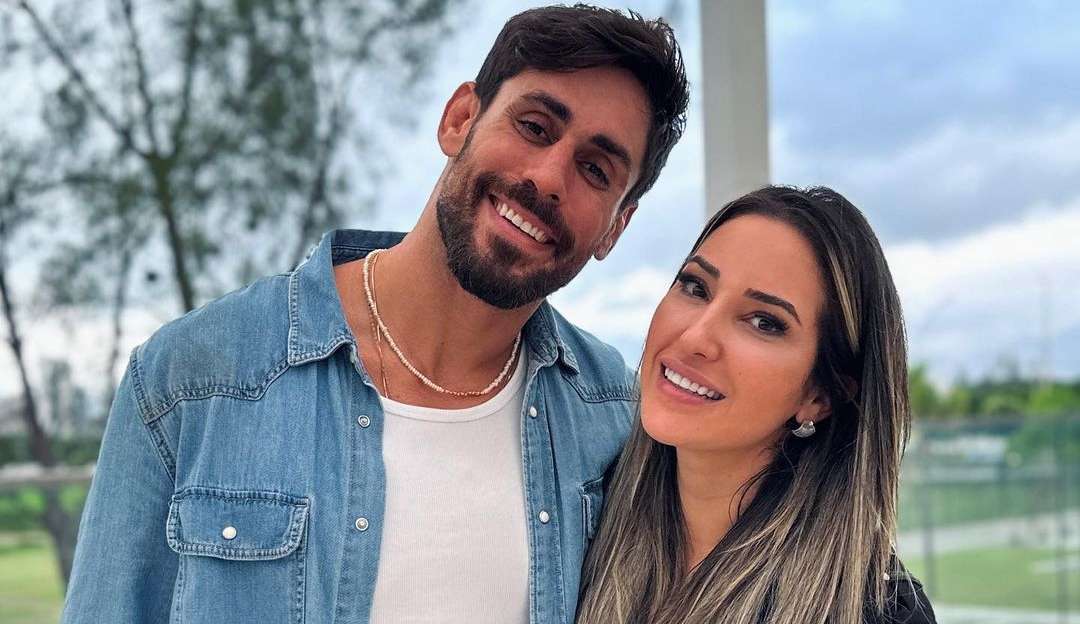 “Cara de Sapato” diz “eu te amo” para Amanda Meirelles