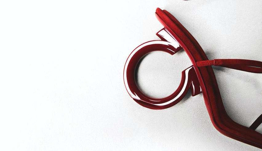 Ferragamo transforma seu icônico Gancini em salto esculpido