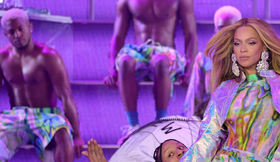 Beyoncé entrega espetáculo na abertura de sua turnê, Renaissence World Tour