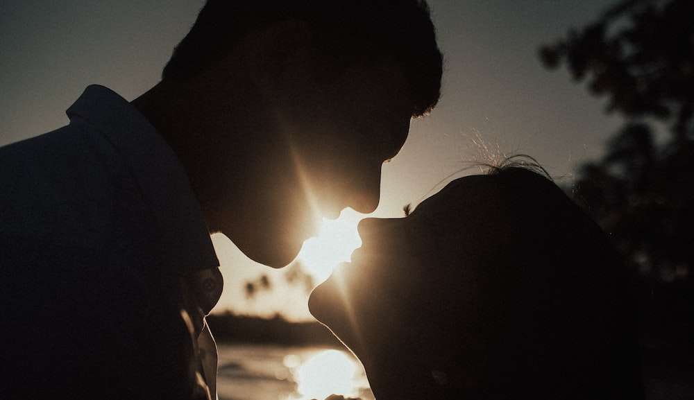 Ex-namorada de jogador famoso é vista em hotel para se encontrar com filho de cantor