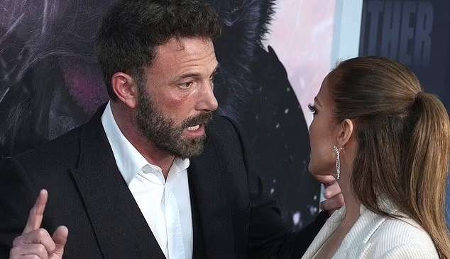 Leitura labial revela momento tenso entre J-Lo e Bem Affleck no Red Carpet