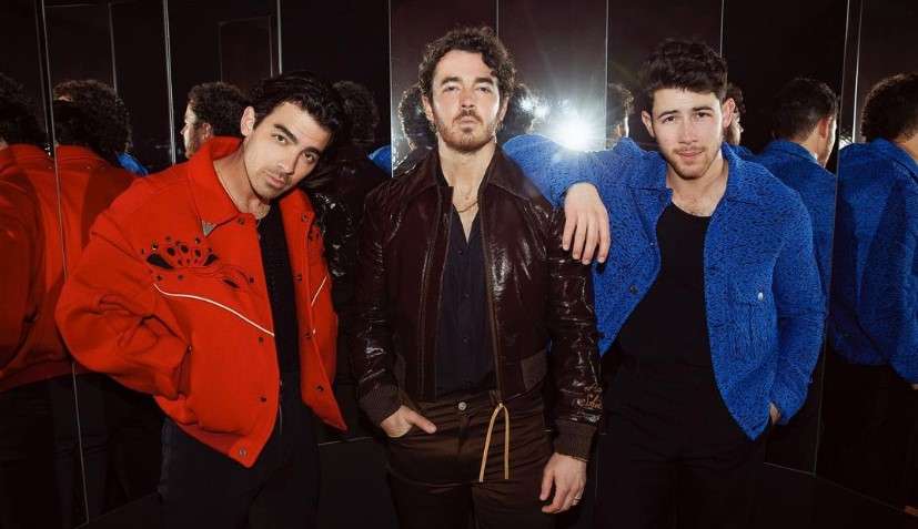 Jonas Brothers lançam álbum inspirado nos anos 70, ouça agora
