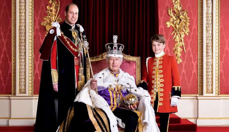 Família Real divulga novas fotos da coroação de Charles III com William e George