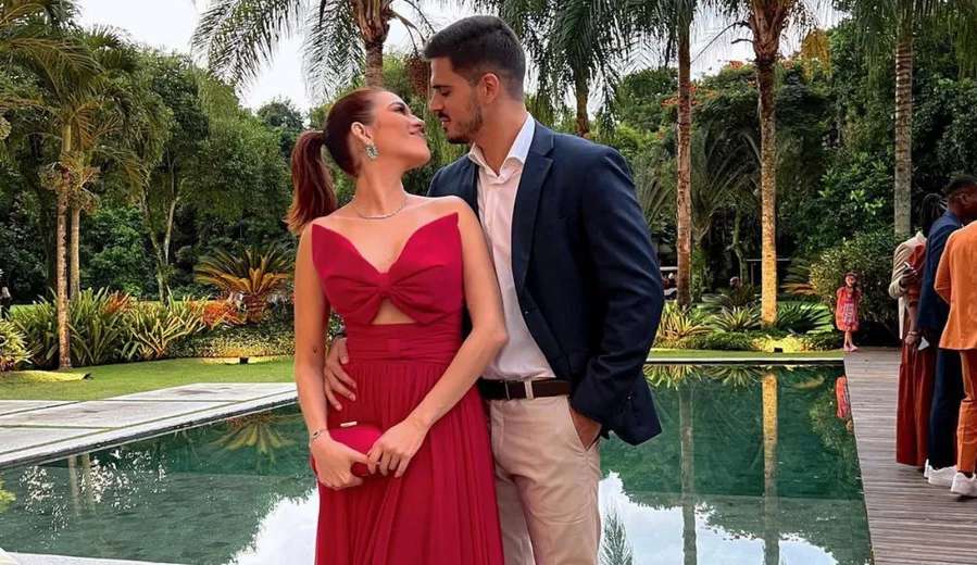 Ana Clara curte casamento de Camilla de Lucas ao lado de namorado