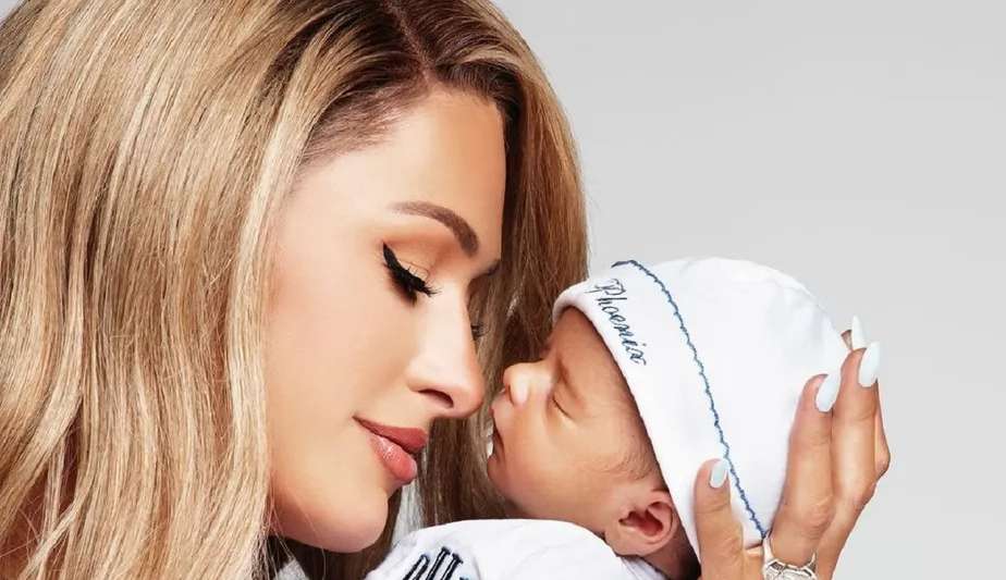 Paris Hilton comemora o seu primeiro dia das mães: “A experiência mais incrível que eu já tive”
