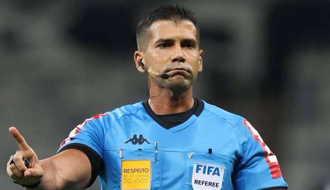 Árbitro paralisa jogo entre Corinthians e São Paulo por gritos homofóbicos