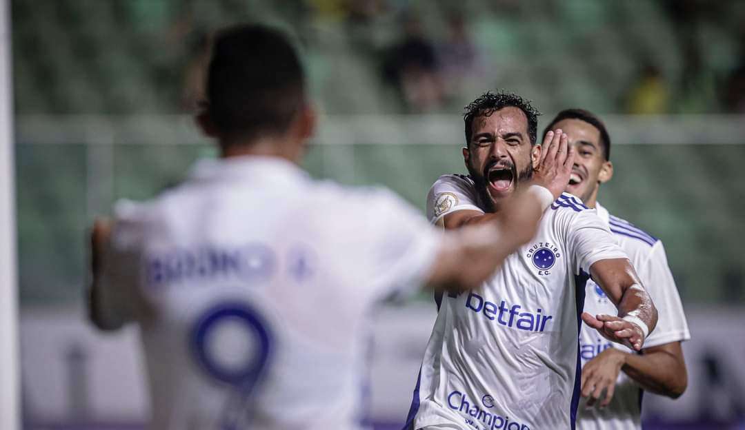 Em duelo de mineiros, Cruzeiro goleia o América no Independência pelo Brasileirão