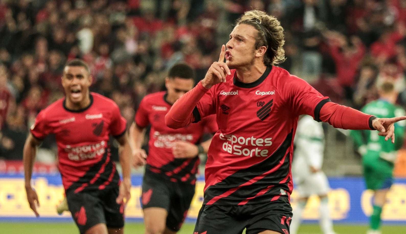 Athletico vira nos acréscimos e vence Coritiba em clássico paranaense