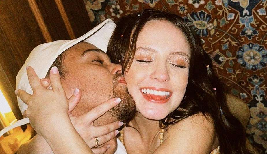 Larissa Manoela viaja com o noivo no dia das mães