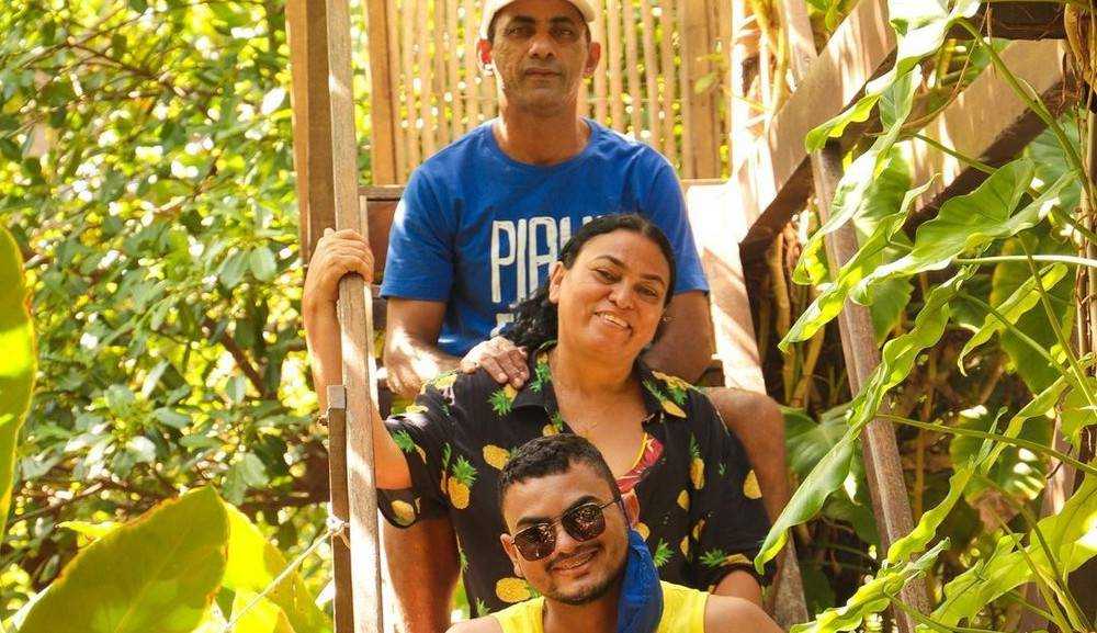 Irmão da Elana, participante do “/No Limite”/, argumenta sobre a jogadora viver um romance no reality