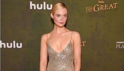 Elle Fanning será namorada de Bob Dylan em cinebiografia sobre o cantor