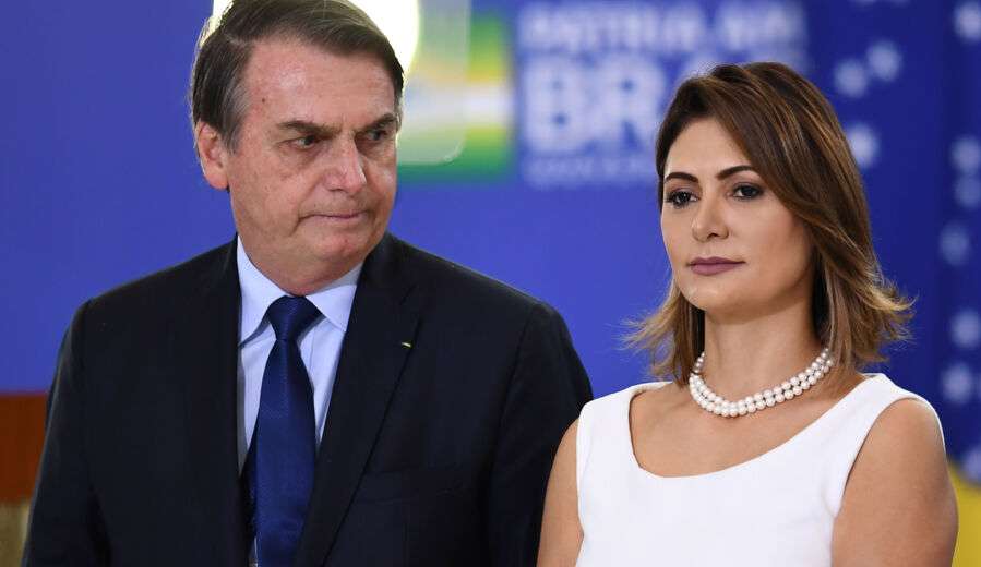 Defesa de Bolsonaro afirma que Michelle utilizava cartão da amiga por marido ser “pão-duro”