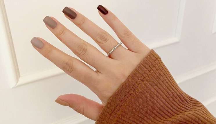 As melhores cores para o inverno 2023 na ponta dos dedos