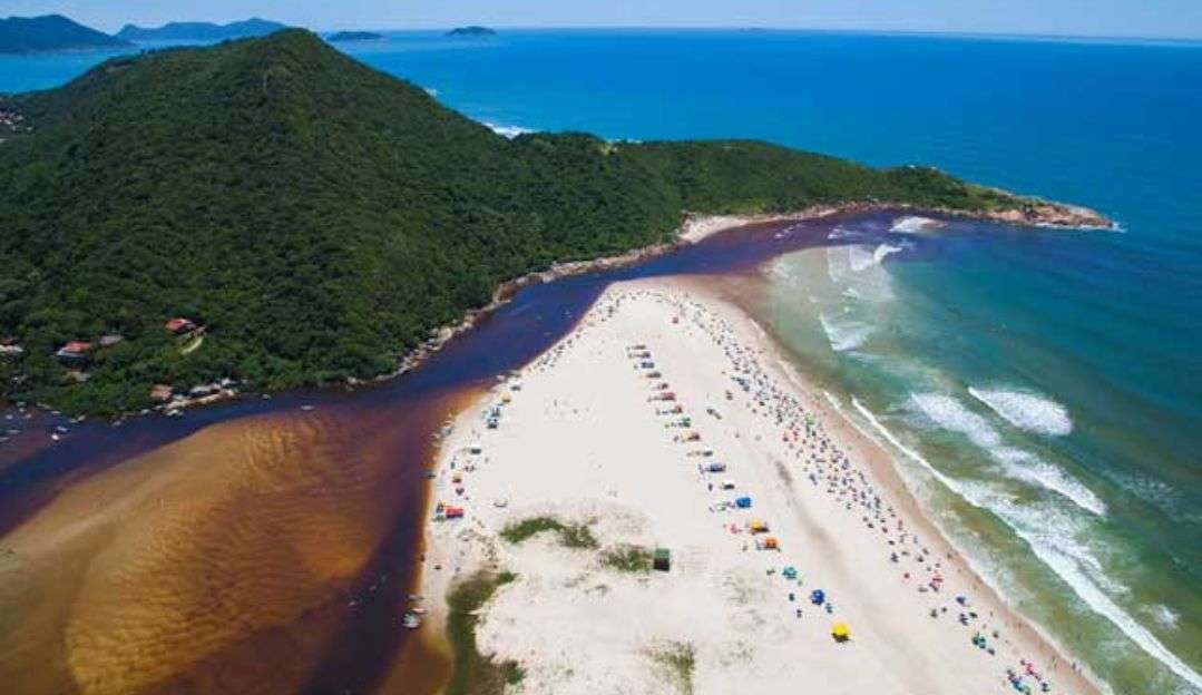 Conheça a única praia brasileira considerada “Reserva Mundial de Surfe”