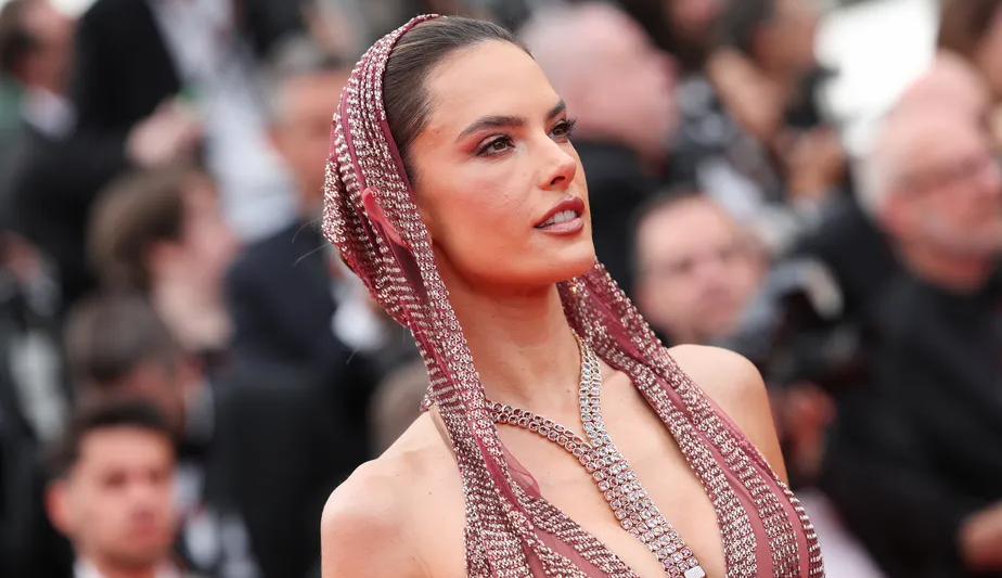 Festival Cannes: look bordado de Alessandra Ambrósio atrai todos os olhares