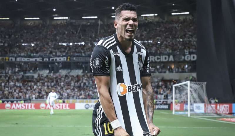 Com dois de Paulinho, Atlético-MG bate Corinthians e abre vantagem na Copa do Brasil