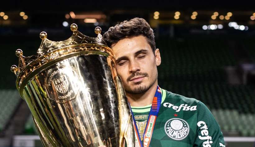 Em ótima fase no Palmeiras, Veiga bate recorde de Dudu no Allianz Parque