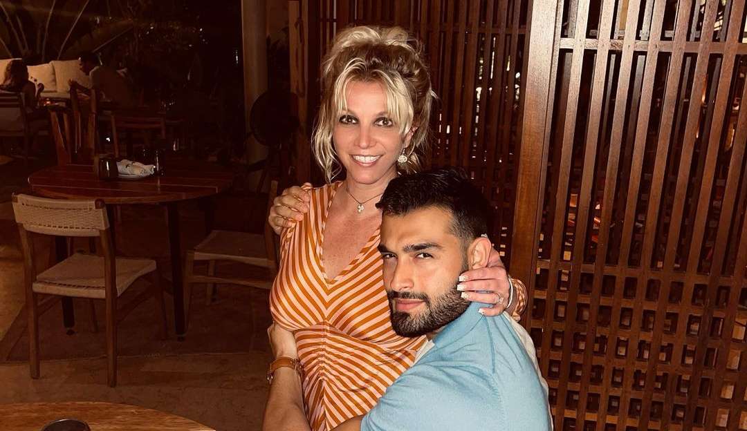 Britney Spears e Sam Asghari mostram amor em meio a rumores de crise conjugal