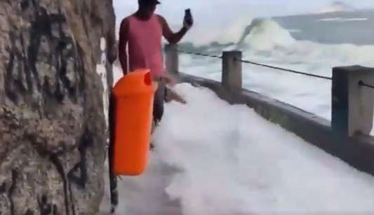 Onda atinge homens que filmavam ressaca do mar no Mirante do Leme