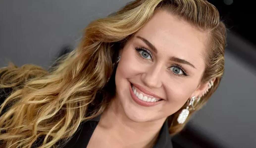 Miley Cyrus confessa ter vivido fase conturbada na carreira
