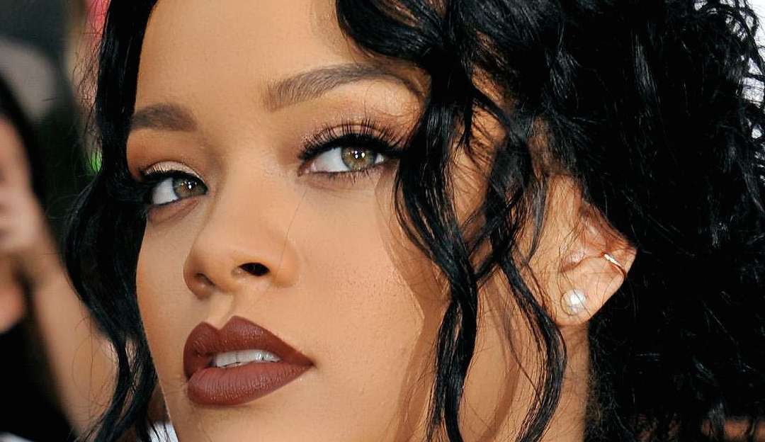 Rihanna faz TBT e exibe fotos sensuais grávida nas redes sociais