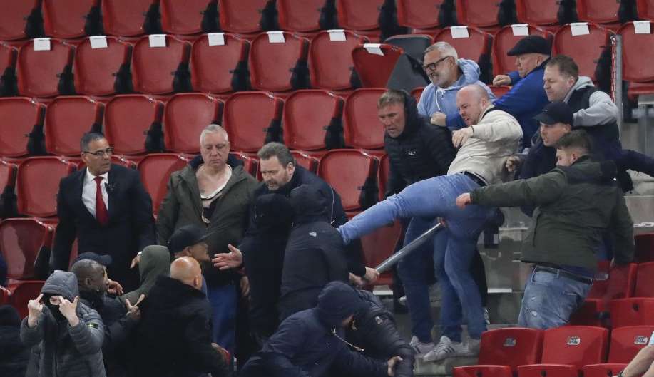 Torcida do AZ Alkmar ataca familiares e jogadores do West Ham