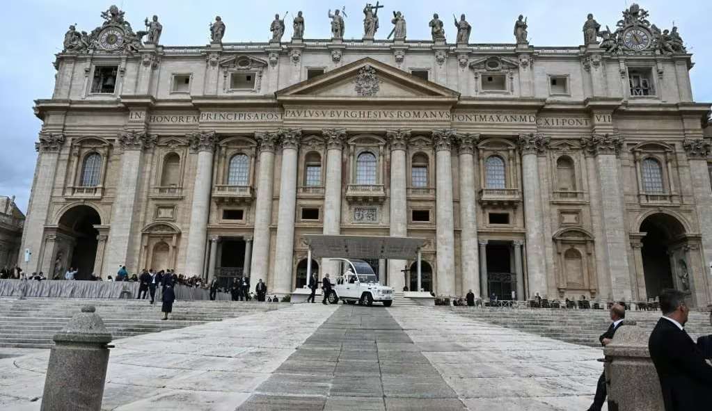 Homem é preso após tentar invadir o Vaticano com carro em alta velocidade