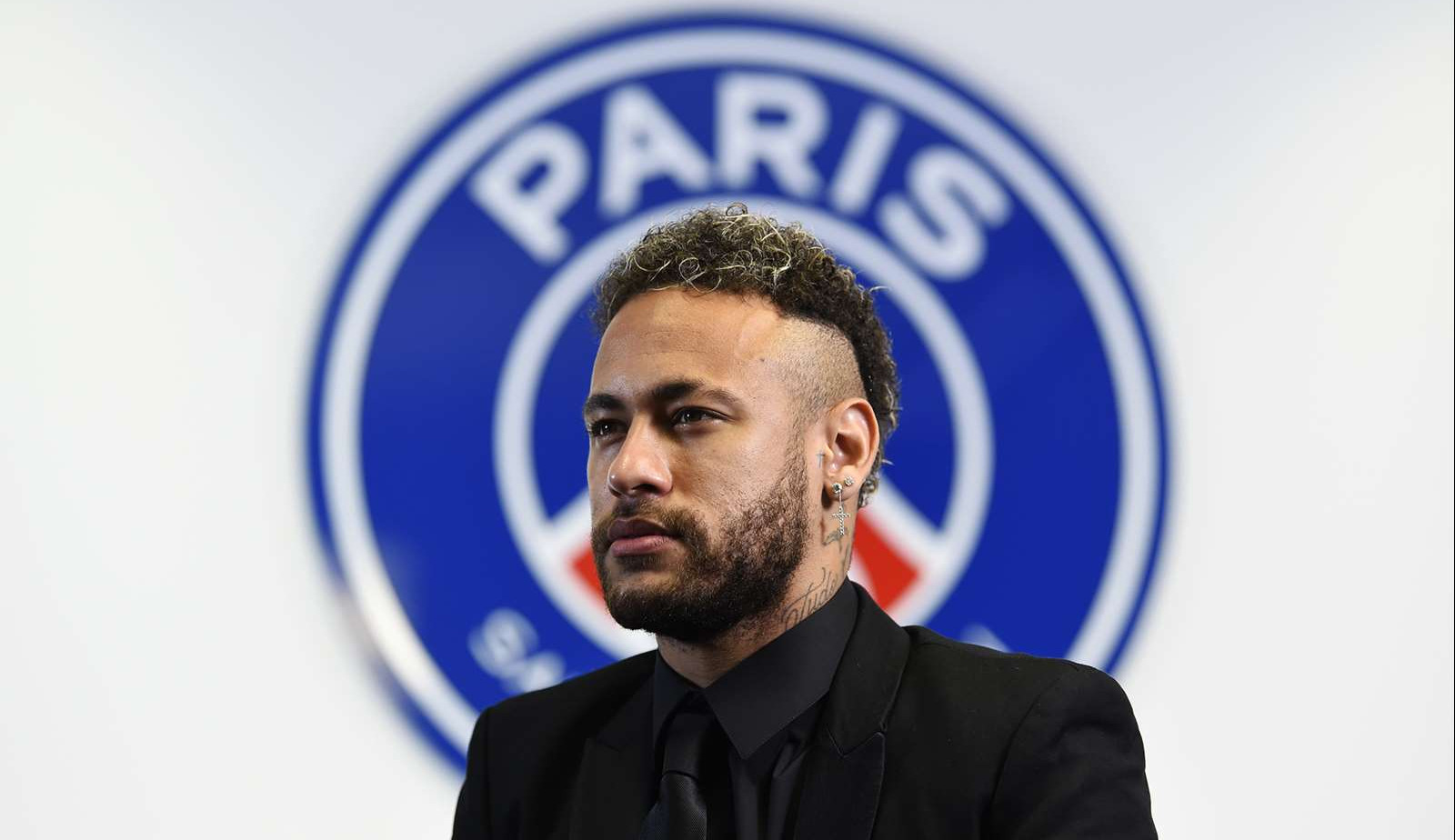 Neymar Jr recebe a primeira dose da vacina contra a Covid-19