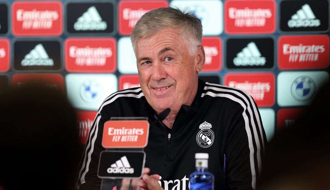 Carlo Ancelloti anuncia que fica no comando do Real Madrid após conversa com o presidente