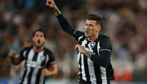 No clássico carioca Botafogo vence o Fluminense e continua líder do Brasileirão