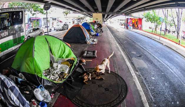 Grupo de moradores de rua é internado após comer marmitas doadas