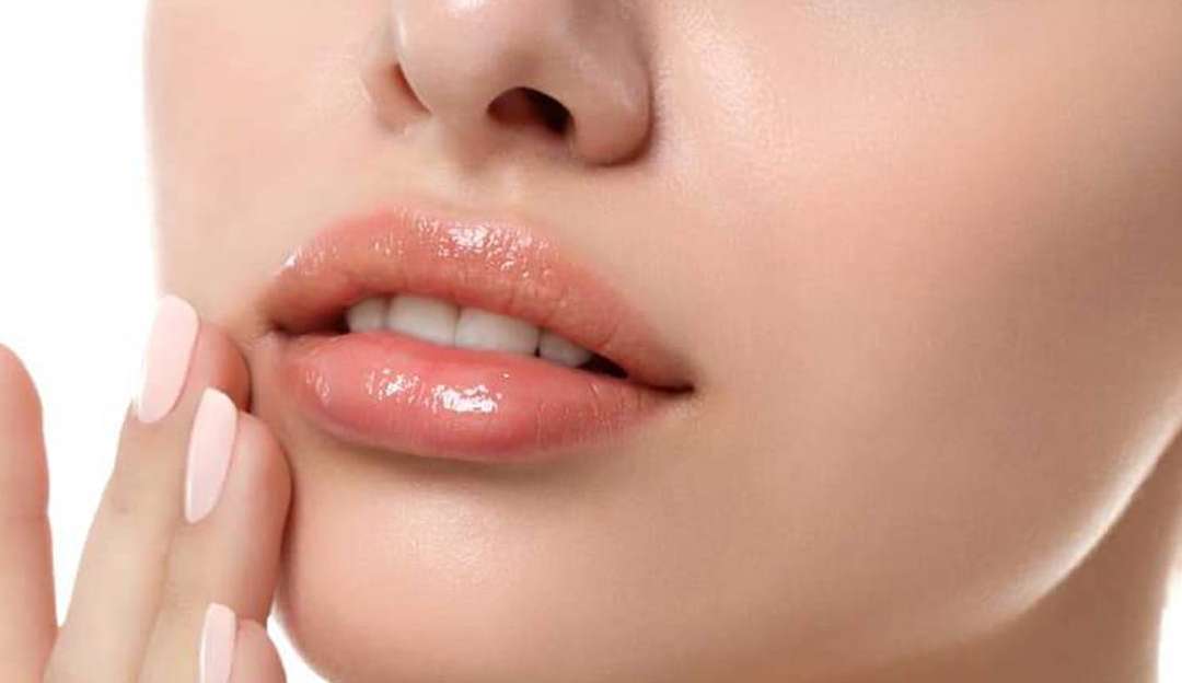 Veja quais são os benefícios e como fazer esfoliação labial