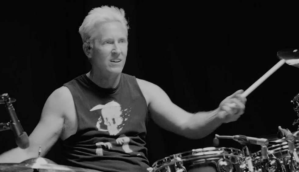 Foo Fighters anuncia Josh Freese como novo baterista
