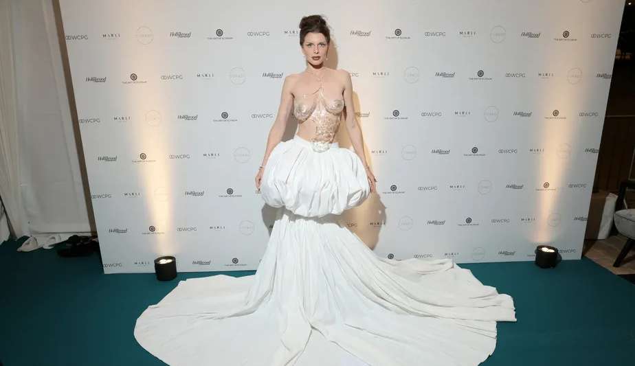 Julia Fox quebra padrões e brilha em Cannes com um look ousado e cheio de personalidade