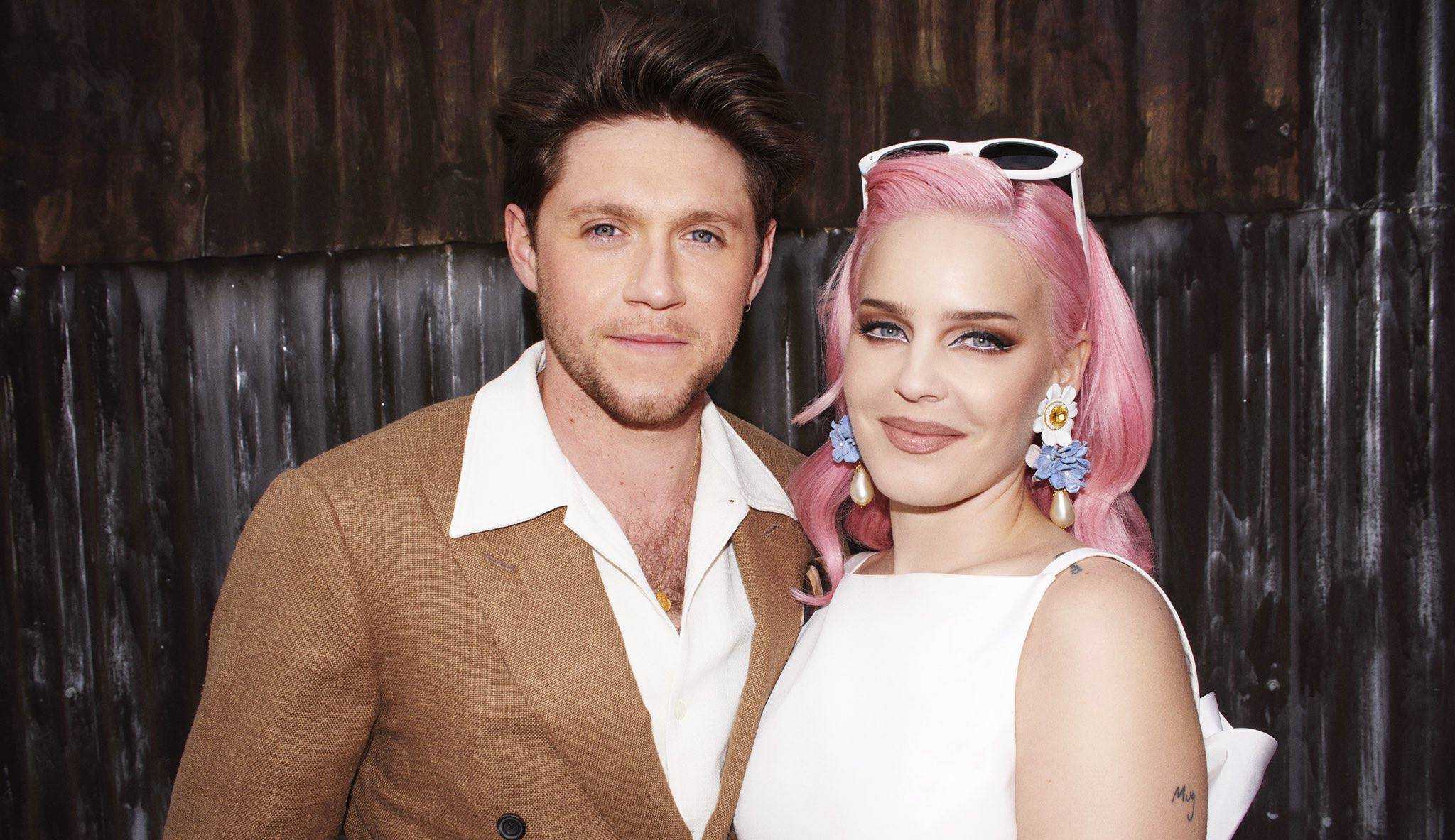 Anne-Marie e Niall Horan lançam “/Our Song”/