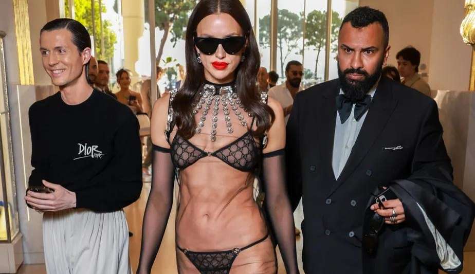 Irina Shayk brilha com look marcante no sétimo dia do Festival de Cannes