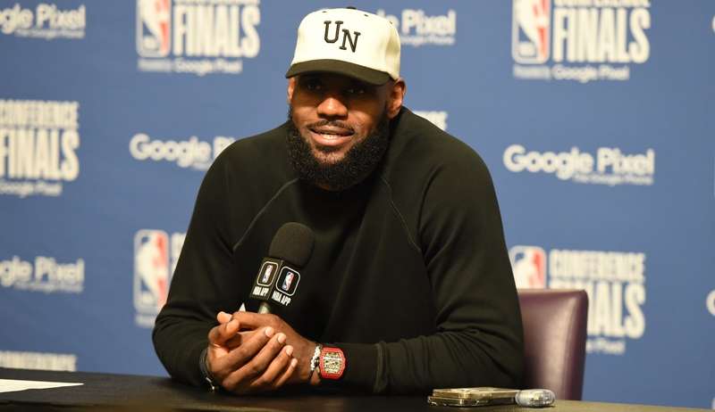 Após eliminação na pós-temporada, LeBron James cogita aposentadoria do basquete