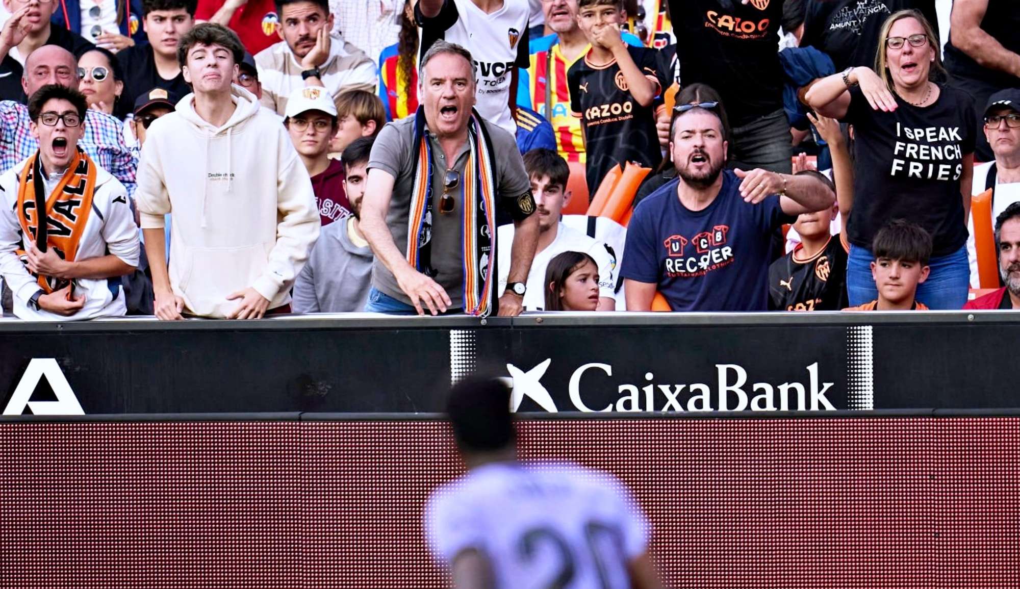 Expulsão de Vini Jr é retirada e Valência perde setor do estádio