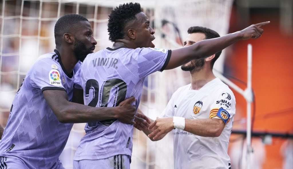 Polícia prende sete pessoas envolvidas em atos racistas contra Vini Jr. na Espanha