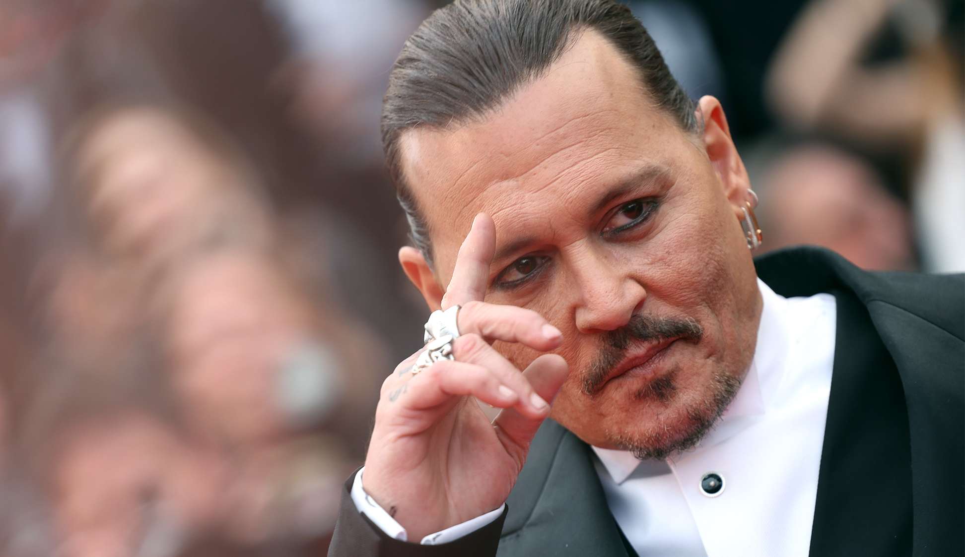 Johnny Depp chama atenção com seu visual rejuvenescido no Festival de Cannes