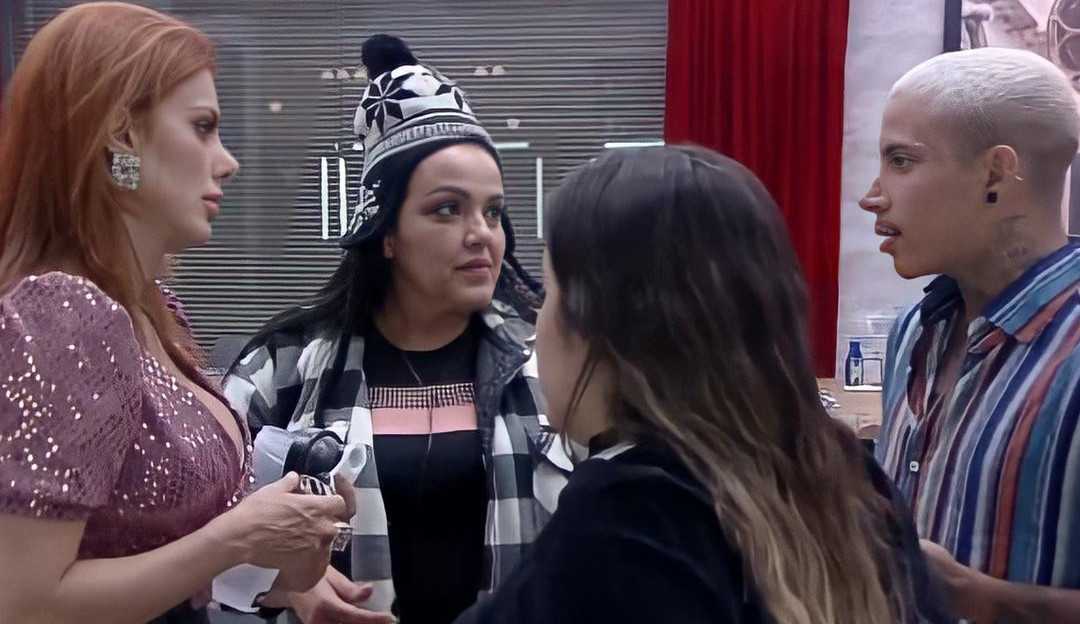 Power Couple: Matheus se irrita após casal Power colocar Bibi e Pimpolho para dormirem na sala