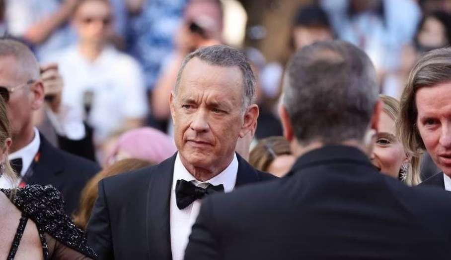 Esposa de Tom Hanks esclarece comportamento do astro em tapete vermelho